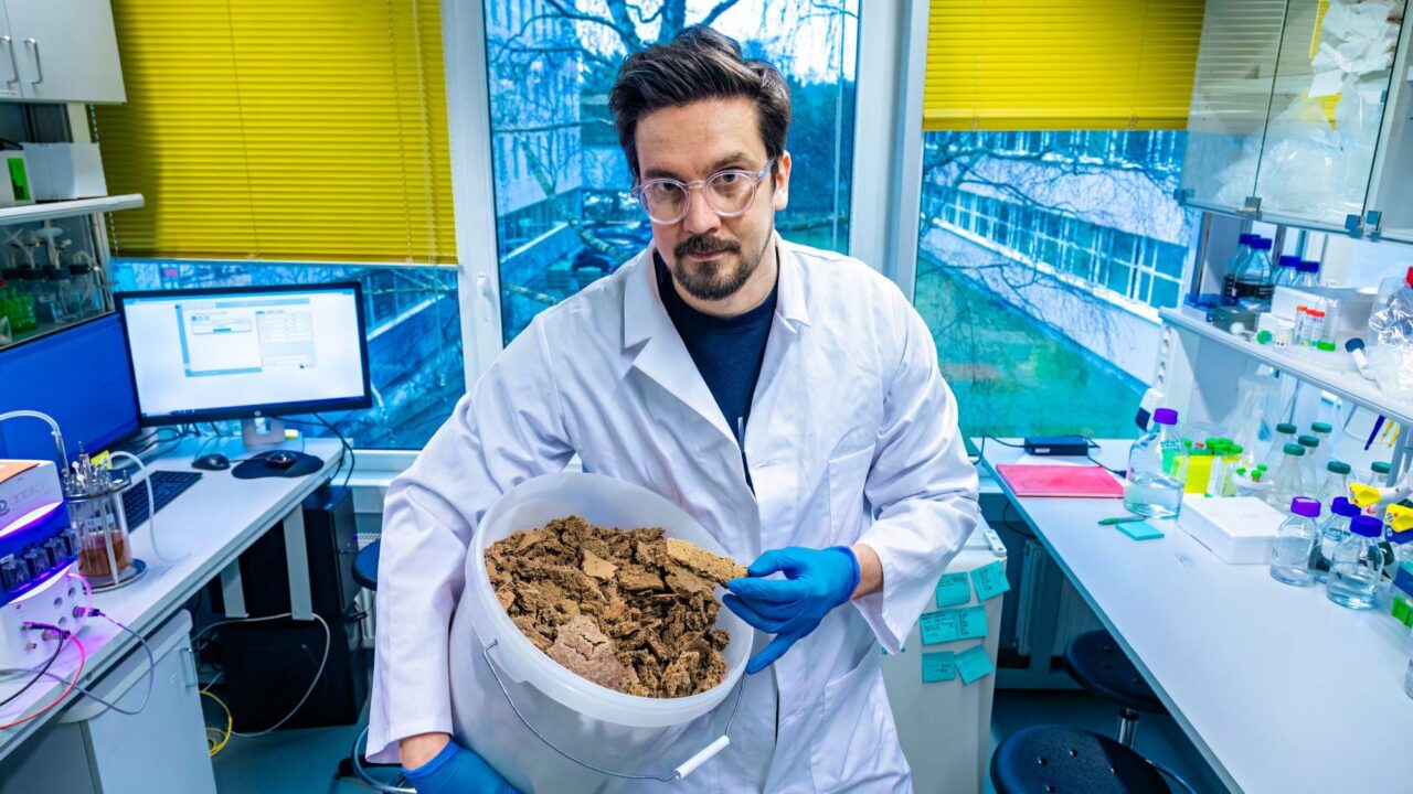 Petri-Jaan Lahtvee ämbriga, milles on puidusuhkrute baasil toodetud oomega-3-rasvhapetega kalasööt | Foto: Karl-Kristjan Nigesen