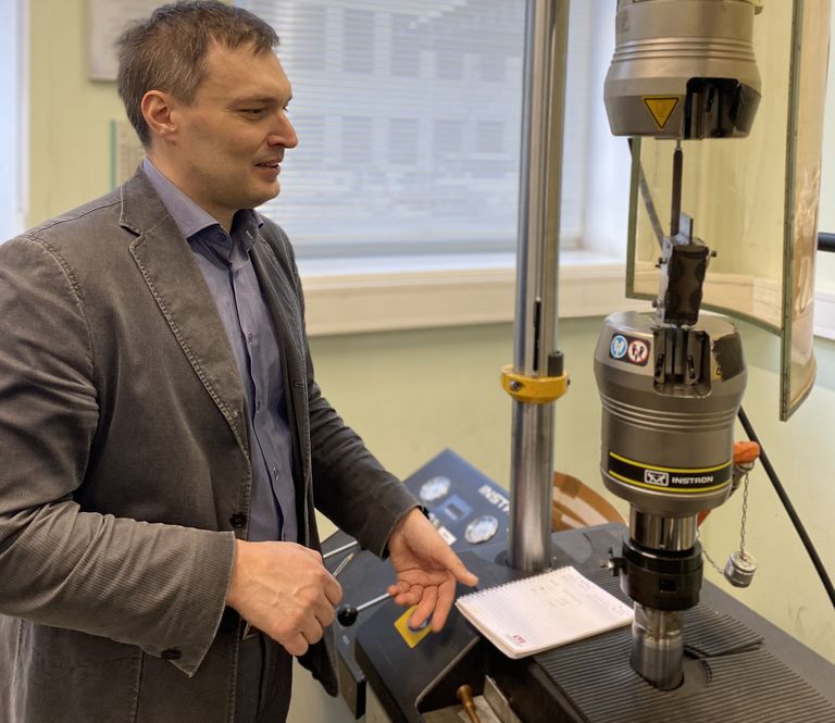 Mart Saarna metallide mehaanilise katsetamise seadme juures TalTechi laboris | Foto: TalTech