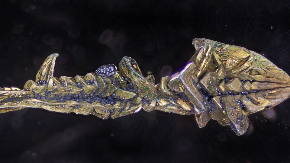 Vanaadiumikristall, mis on osaliselt kattunud lillade ja roheliste oksüdatsioonisaadustega. Vanaadiumil on erinevate oksüdatsiooniastmetega ühendeid, mis on ka erinevat värvi | Foto: Tavo Romann