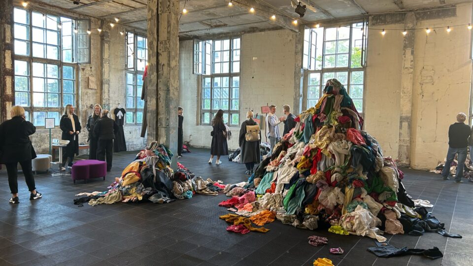 Samm Korraga eestvedamisel toimunud tekstiilijäätmete teemaline näitus Põhjala tehases | Foto: Samm Korraga