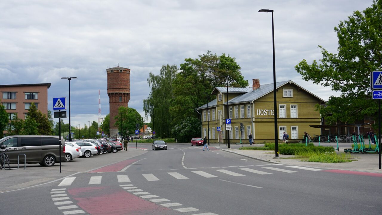 Tartus sõidetakse autodega protsentuaalselt isegi rohkem kui Tallinnas – autosõitude osakaal on vastavalt 51 protsenti Tartus ja 42 protsenti Tallinnas | Foto: Marek Lumi/Unsplash