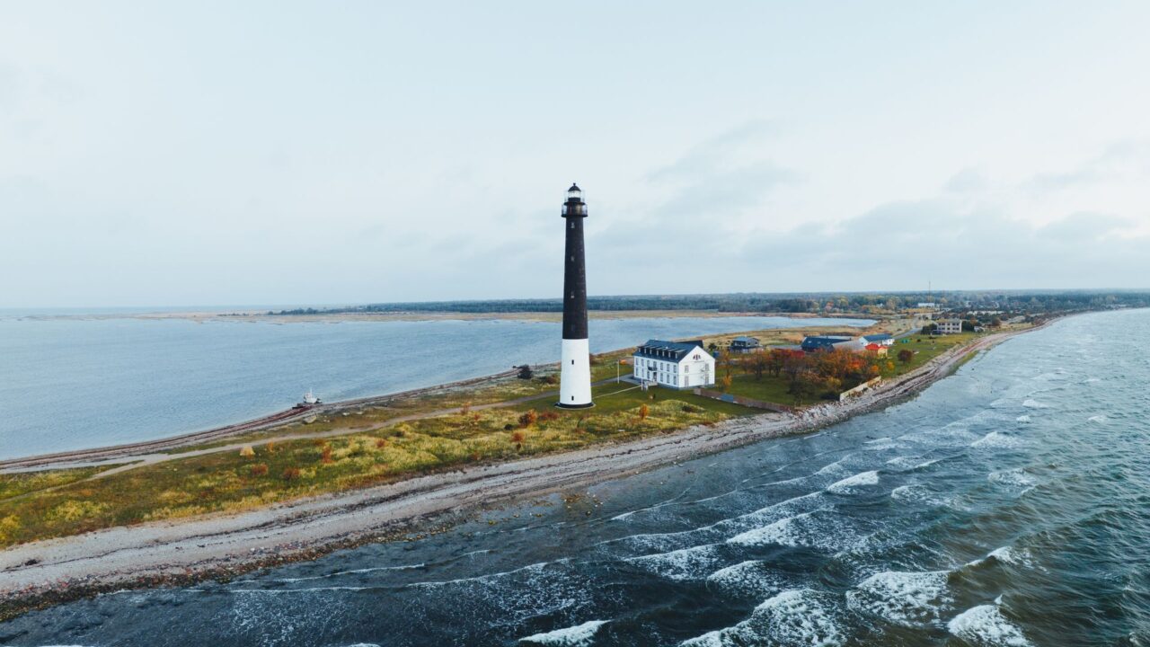 Deep Wind Offshore’i tulek Saaremaa ranniku lähedale on ehk võrreldav piirkonna liitumisega kunagise viikingite ruumiga. Pildil Sõrve majakas Saaremaa rannikul | Foto: Evolumina