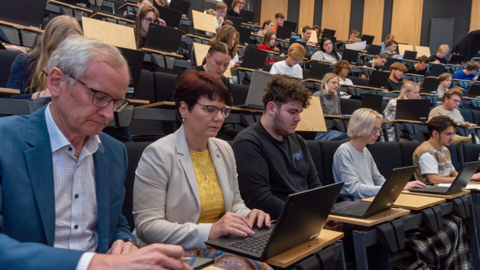 TalTechi rektor Tiit Land lahendas ülesandeid koos Kohtla-Järve Gümnaasiumi õpilastega | Foto: TalTech