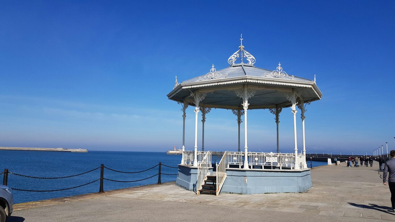 “LinnaSulpsu” lahendust piloteeritakse kaheksas linnakeskkonnas, sealhulgas Tartus ning Fingalis ja Dún Laoghaire-Rathdownis Iirimaal. Pildil Dún Laoghaire | Foto: Alan Aerts/Unsplash