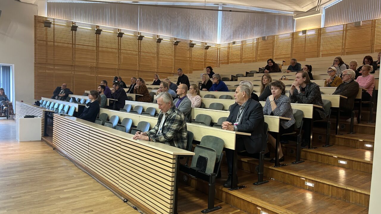 Kuum maksudebatt tõi TalTechi aula saali hulgaliselt huvilisi. Foto: Liisu Kirke Normak.