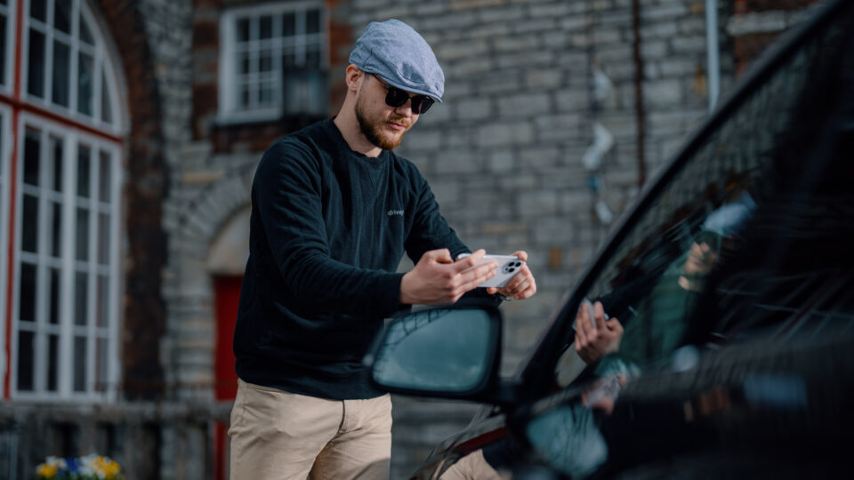 DriveX-i rakendus muudab kahjukäsitluse kiiremaks ja mugavamaks. Klient teeb telefoniga kahjustusest pildi, tehisintellekt analüüsib seda ning jagab automaatselt fotot kindlustusfirma, töökoja ja kliendiga. Foto: DriveX