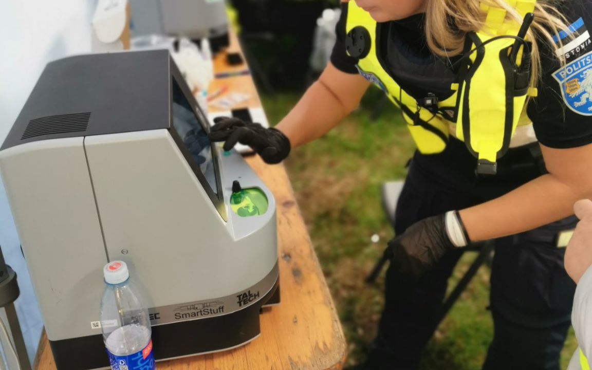 Kui seni on narkootikumide testimine nõudnud kas laborikatseid või ebatäpseid kiirteste, siis Drug Hunter pakub õiguskaitseorganitele täpse ja kiire lahenduse. Foto: SafePAS