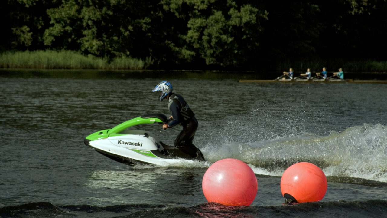 Skuuter ja sõudjad Pärnu jõel. Foto: Aleksander Kaasik