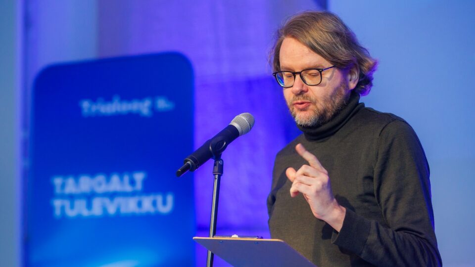 Trialoog tunnustas oma hiljutisel sünnipäevaüritusel möödunud aasta säravamaid partnereid neljas kategoorias: aasta lendaja, aasta arutleja, aasta eeskuju ja aasta koostööpartner. Auhindade üleandmisel pidas etteaste Trialoogi keeletoimetaja ja kolumnist Jan Kaus. Foto: Arno Mikkor