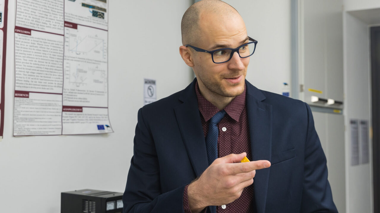 Ungarist pärit TalTechi Thomas Johann Seebecki elektroonikainstituudi kognitroonika teaduslabori vanemteadur Tamas Pardy sõnul on siinne teaduskeskkond üldjoontes toetav ning bürokraatiat on tänu digiriigi lahendustele palju vähem. Foto: Arno Mikkor ajakirjale Excite / teostus Ekspress Meedia Erilahendused