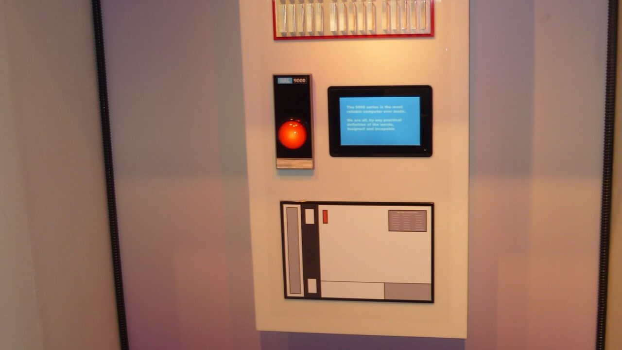 HAL 9000 on teadvuslik tehisintellekt ja peamine antagonist filmis "2001: Kosmoseodüsseia", juhtides kosmoselaeva süsteeme ja suheldes meeskonnaga. Pildil HAL 9000 koopia Carnegie teaduskeskuse näitusel.