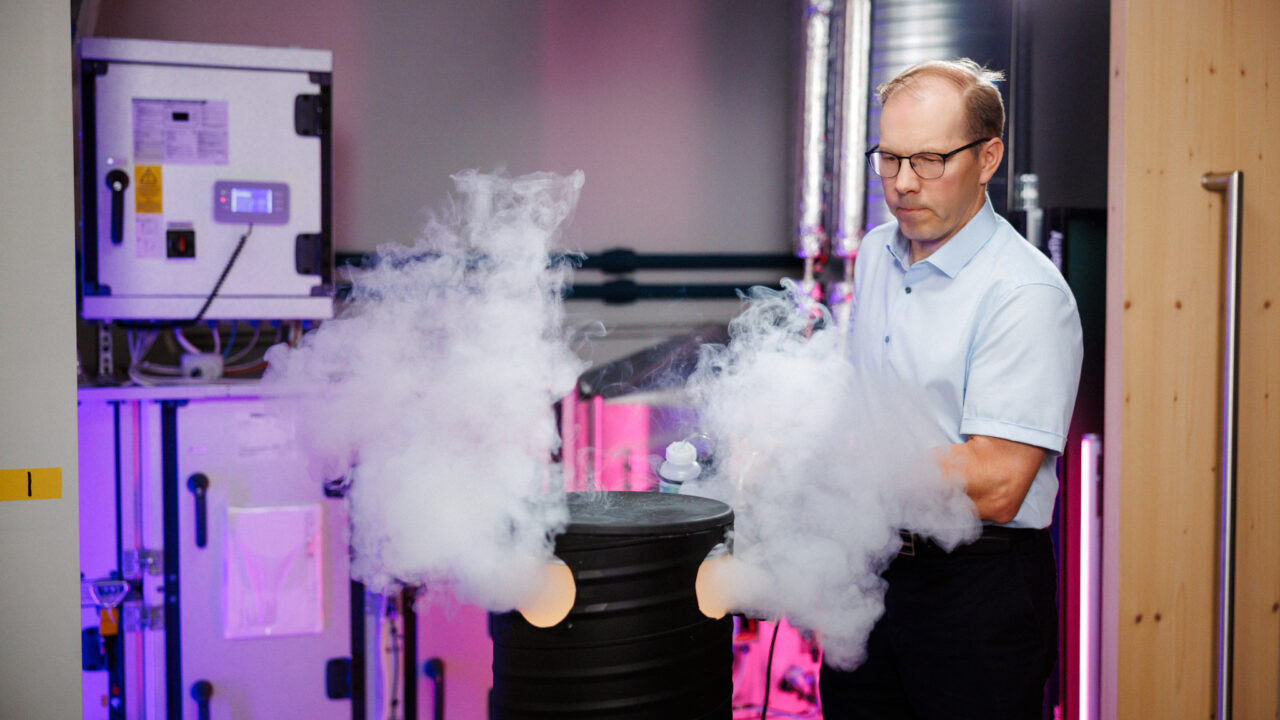 Jarek Kurnitski TalTechi laboriruumides. Professor juhib hoonete energiatõhususe ja sisekliima uurimisrühma, mis panustab teaduspõhiste ventilatsioonilahenduste väljatöötamisse. Foto: Rene Lutterus