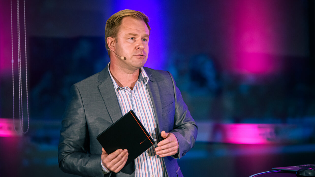 Professor Maksim Jenihhin hoiatab, et ligipääsuta tippkiipidele võib väikeriik kaotada oma tehnoloogilise arengu tempo – riistvaraline sõltuvus on kriisiaegadel tõsine julgeolekurisk. Foto: TalTech