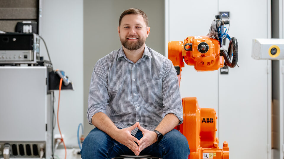 Professor Vladimir Kuts: TalTechi virtuaal- ja liitreaalsuse labori juht, kes loob nutikaid tehiskaaslasi inimeste toetamiseks. Foto: Karl-Kristjan Nigesen