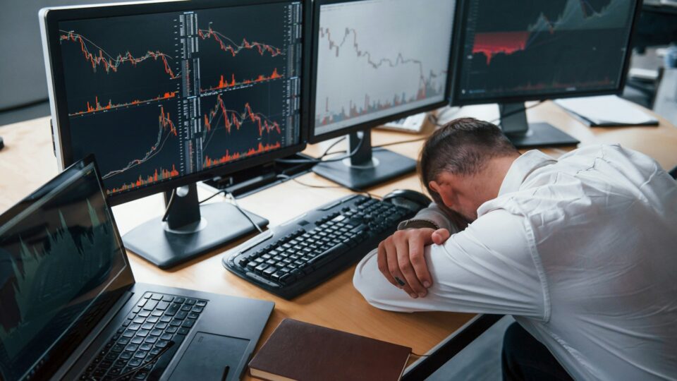 Investorid ei saa endale lubada silmade kinni hoidmist, kui maailmapoliitika määrab, kuhu raha liigub ja kust see kaob. Foto: Getty/Unsplash.
