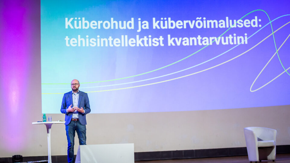 Riigi Infosüsteemi Ameti teaduse ja arenduse koordineerimisosakonna juht Lauri Tankler esines TalTechi innovatsioonifestivalil ettekandega „Küberohud ja kübervõimalused: tehisintellektist kvantarvutini“. Foto: Gert Nõgu