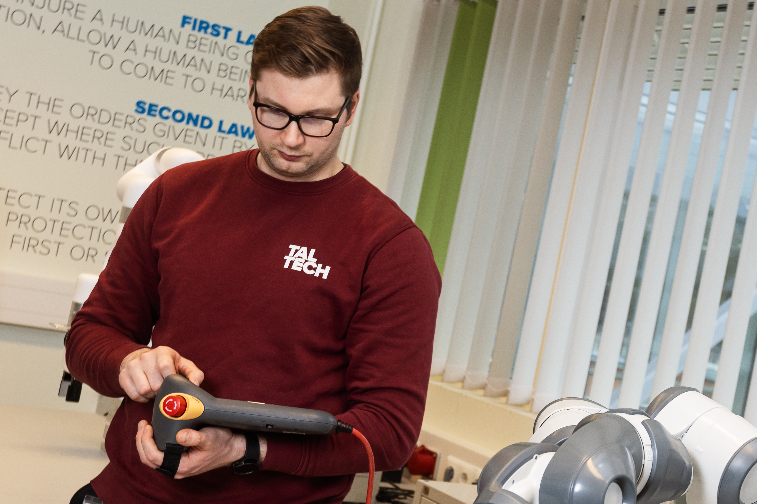 Labori eestvedajad, mehhatroonika ja autonoomsete süsteemide uurimisrühma doktorant-nooremteadurid Johannes Muru (pildil) ja Daniil Valme töötavad selle nimel, et ettevõtted jõuaksid automatiseerimise küsimustes teadlikumate ja kuluefektiivsemate otsusteni. Foto: TalTech