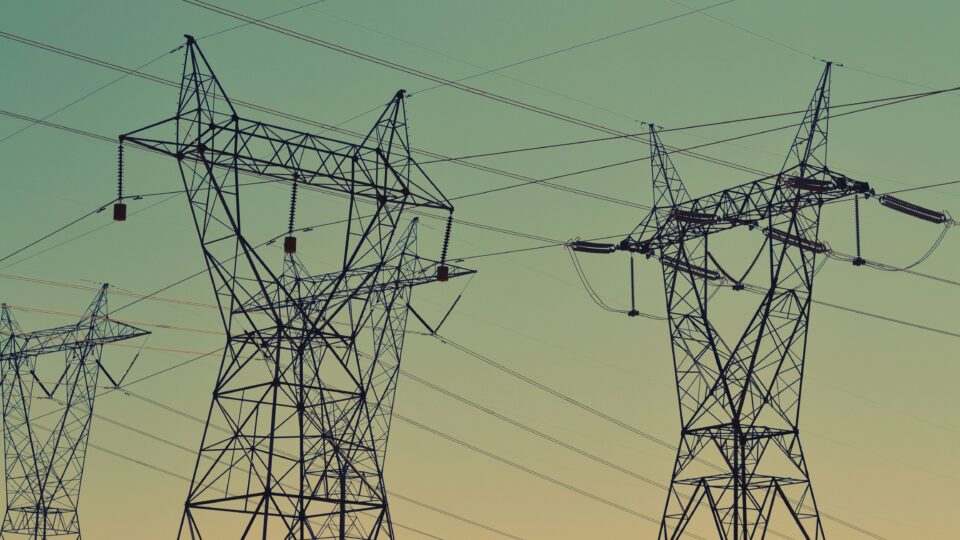 Senised ametlikud stsenaariumid ei käsitle piisavalt erinevaid alternatiive ega näita selgelt, kuidas mõjutavad tootmisviiside valik ja varustuskindlus lõppkokkuvõttes elektri hinda ja tarbijate kulukoormust. Foto: Fre Sonneveld/Unsplash