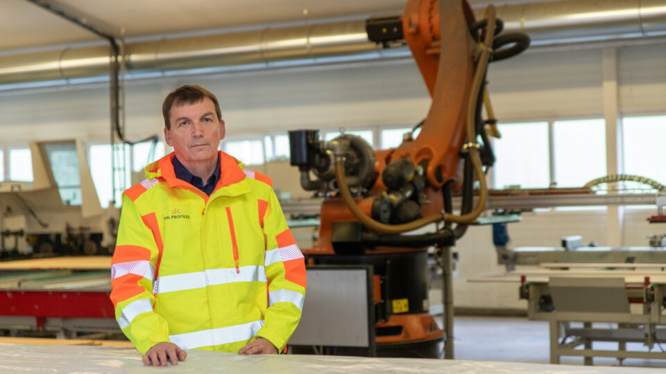 Tänapäeva tööstusettevõtetes on Rooksi sõnul muutunud ka ootused töötajate oskustele. Vajatakse töötajaid, kes ei pelga keerukamaid masinaid, suudavad neid seadistada ning on teadlikud tööohutusnõuetest. Foto Marko Saarm.