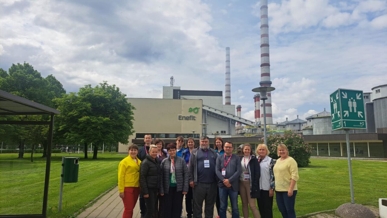 Elektrilevi automaatika arenduse tiimijuht Eerik Ennemuist andis BIP projektis osalejatele ülesandeks välja selgitada, kas ja millistel tingimustel saab tänaste tehnoloogiliste lahenduste juures luua nullenergiahoonet. Foto: Virumaa Kolledž