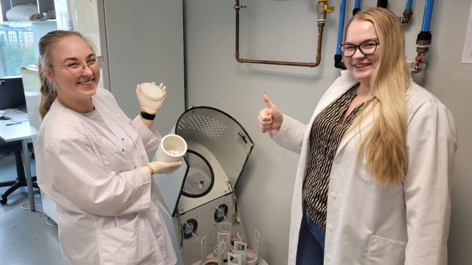 Eve Schults ja Elina Suut-Tuule mehhanosünteesi töövahenditega. Foto: uurimisrühma liige Dzmitry Kananovich