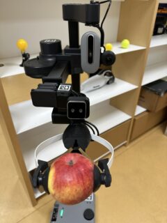 Manipulaatoriga ehk haaratsiga telekohalolekurobot. Foto: Kalle Tammemäe