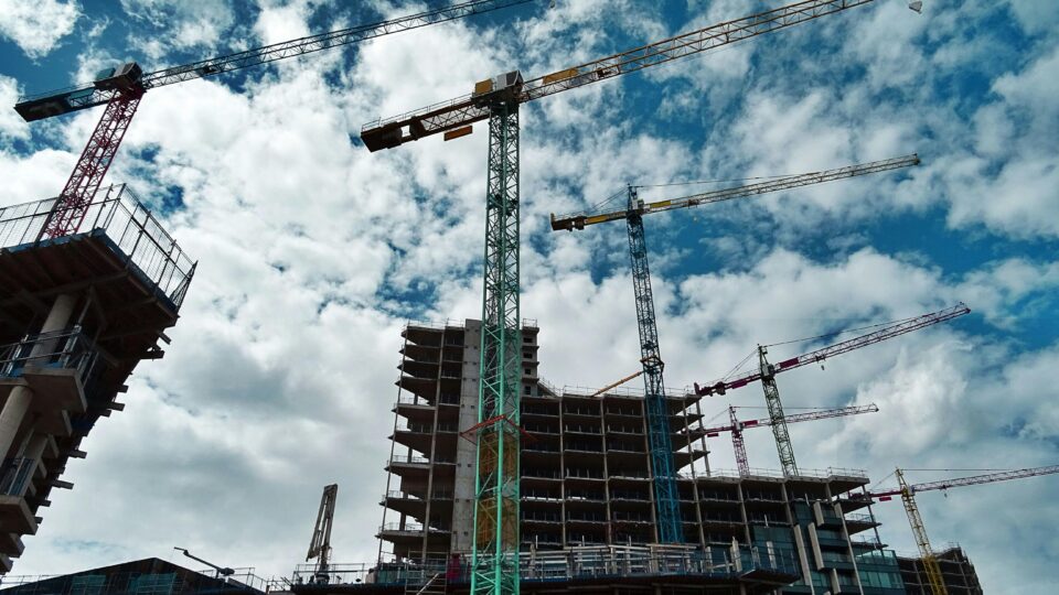 Kaupo Kolsari sõnul on võrreldes muu Euroopaga meie ehituskvaliteet suhteliselt heal tasemel, mis on samuti konkurentsist tulenev saavutus. Samas on sektoril mitmeid nõrkusi. Üks olulisemaid kitsaskohti on erialaspetsialistide puudus. Foto_ Pexels