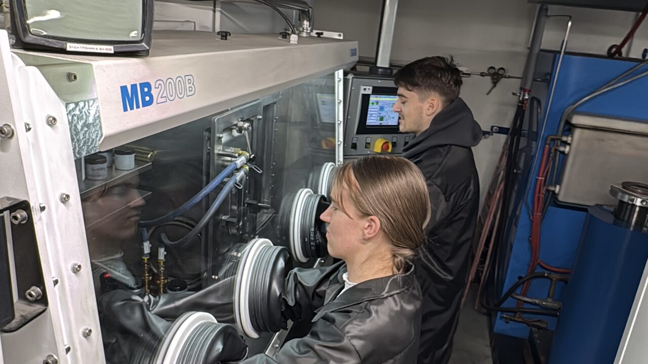 TalTechi tudengid arendavad metallhüdriididel põhinevat vesiniku salvestit, mis võib lahendada vesiniku energia salvestamise suurima kitsaskoha. Foto: TalTech