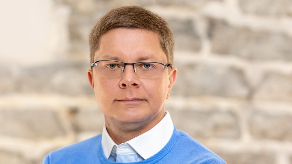 Flowit Estonia partner Juhan Pukk on veendunud, et tänapäeva edukas arendaja ei kirjuta ainult koodi. Pigem on tal lisaks konkreetsetele oskustele ka laiem arusaam, kus ja kuidas tema tehnilisi oskusi rakendatakse. Foto: Erakogu.