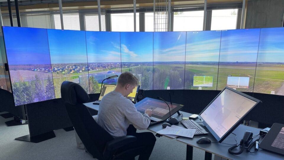 Lennuliiklusteeninduse silmapaistvamate arenduste hulka kuulub digitorni projekt, millega koondatakse regionaalsete lennujaamade lennujuhtimine Tallinna. Kaamerate otsepildid ning Kuressaare ja Tartu raadioside liiguvad Tallinna juhtimiskeskusesse, mis pakub pilootidele vajalikku infot. See võimaldab töötajatele suuremat paindlikkust ja parandab teenuse kvaliteeti. Foto: EANS