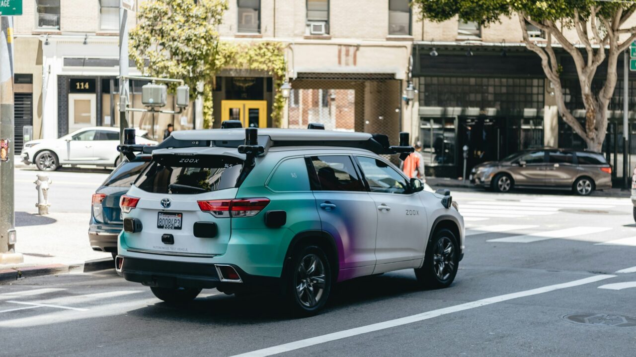 Isesõitev auto San Franciscos. Foto: Timo Wielink/Unsplash