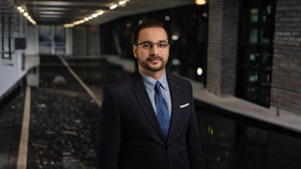 The author of the doctoral thesis, Sina Atari, emphasizes that the green transition in shipping requires both innovation and stronger cooperation between companies and researchers. Photo: Private collection