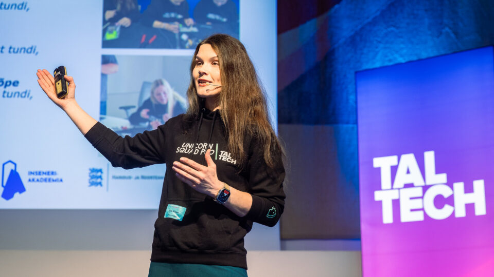 Unicorn Squad sündis 2018. aastal Viimsis, Miiduranna külas ning selle algatasid Taavi ja Kersti Kotka, kes tundsid puudust kohast, toetavast keskkonnast, kus tüdrukud saaksid tegeleda tehnoloogia ja robootikaga. Fotol Unicorn Squadi tegevjuht Liis Koser. Foto: Jürgen Randma