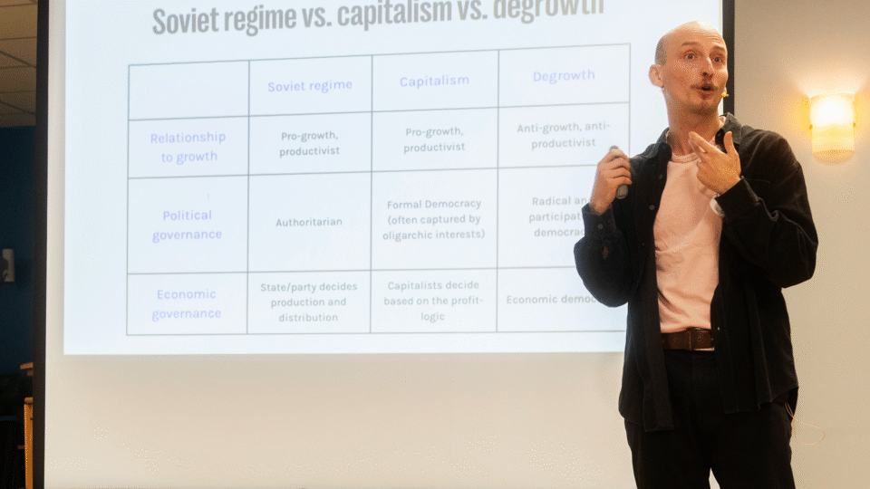 Ždarsky selgitas, et maailmas samaaegselt kulgevad kriisid – kliima soojenemine, elurikkuse vähenemine, kasvav ebavõrdsus ja demokraatia usalduskriis – on tegelikult omavahel seotud, sest need toidavad üksteist. Probleemide keskmes on majandus, mis vajab iga hinna eest kasvu. Foto: Saara Mildeberg.