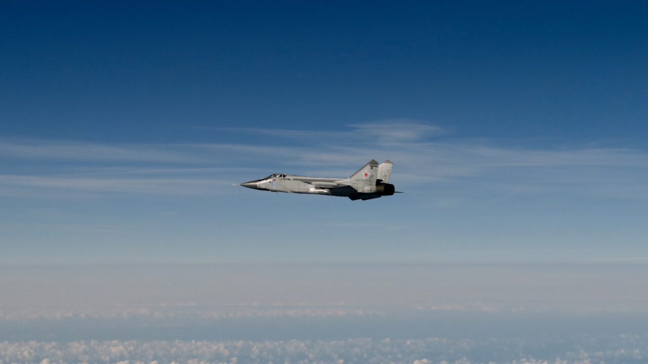 Venemaa provokatsioonid: Holger Mölder hoiatab, et lahendamata piirileping toidab hübriidrünnakuid. Pildil üks kolmest Venemaa hävituslennukist MIG-31, mis sisenes 19. septembril Eesti õhuruumi. Foto: Rootsi õhuvägi