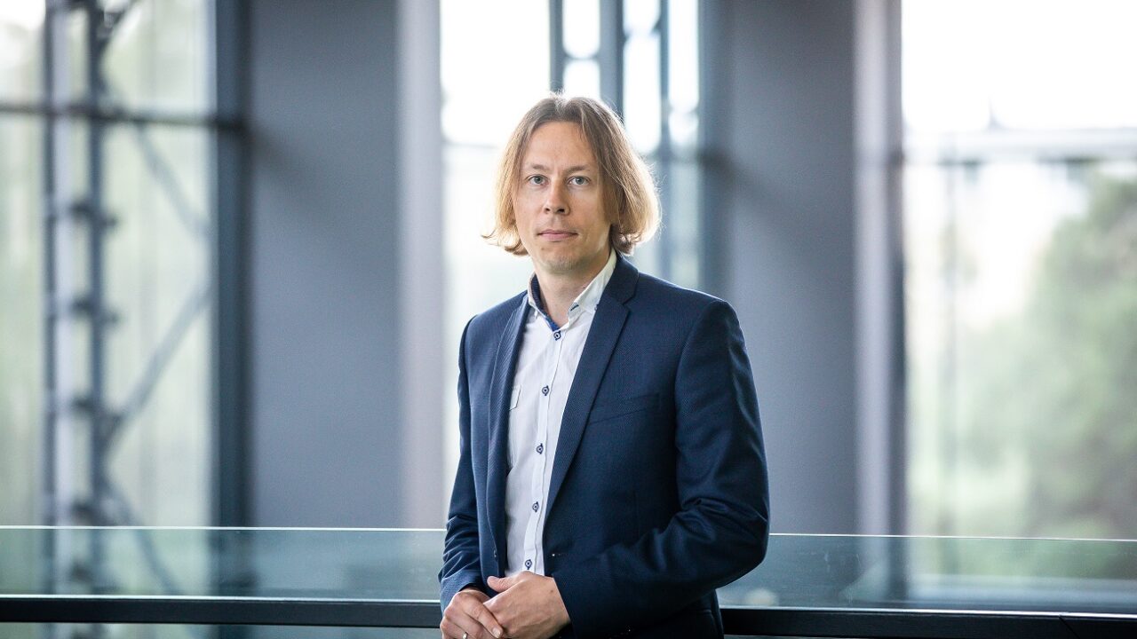 TalTechi inseneriteaduskonna professor Ivar Annus ütles, et kui küberrünnakute eesmärk on tihtipeale majanduslik tulu, siis Taani puhul tundub olevat täiendav eesmärk tekitada ühiskonnas segadust ja hirmu. Taevas lendavad droonid ja samal ajal toimub hübriidrünnak veesüsteemile. Foto: TalTech