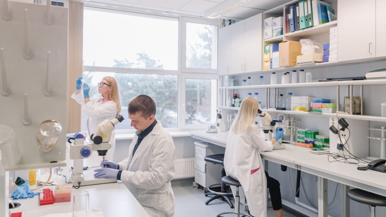Tudengid TalTechi keemia- ja biotehnoloogia laboris. Foto: TalTech/Hernandez Sorokina