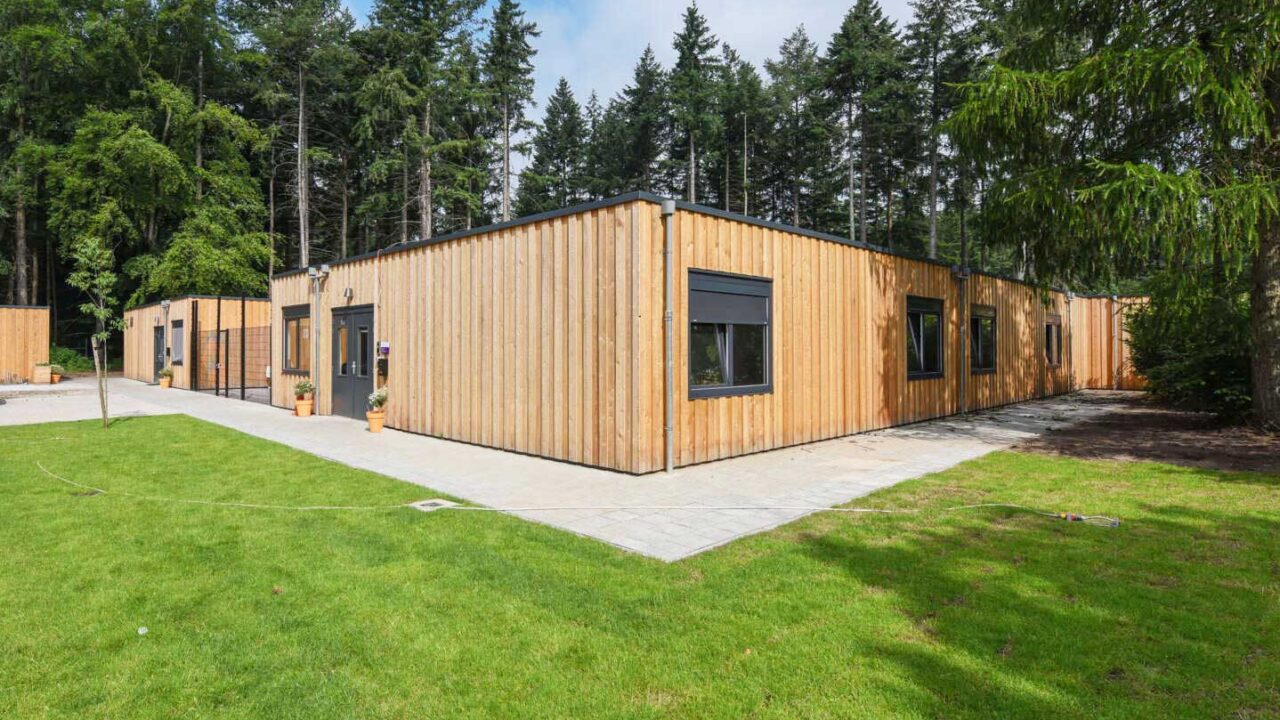 TalTechi professor Alar Just märkis, et puitmajade tulevik on tehastes, mitte ehitusplatsil. Just tehastes on võimalik rakendada digitaalseid tööriistu, automatiseerida protsesse ja tõsta kvaliteeti. Fotol Adapteo moodulmaja. Foto: Adapteo