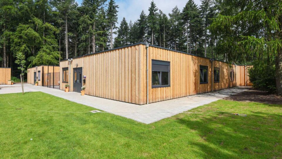 TalTechi professor Alar Just märkis, et puitmajade tulevik on tehastes, mitte ehitusplatsil. Just tehastes on võimalik rakendada digitaalseid tööriistu, automatiseerida protsesse ja tõsta kvaliteeti. Fotol Adapteo moodulmaja. Foto: Adapteo