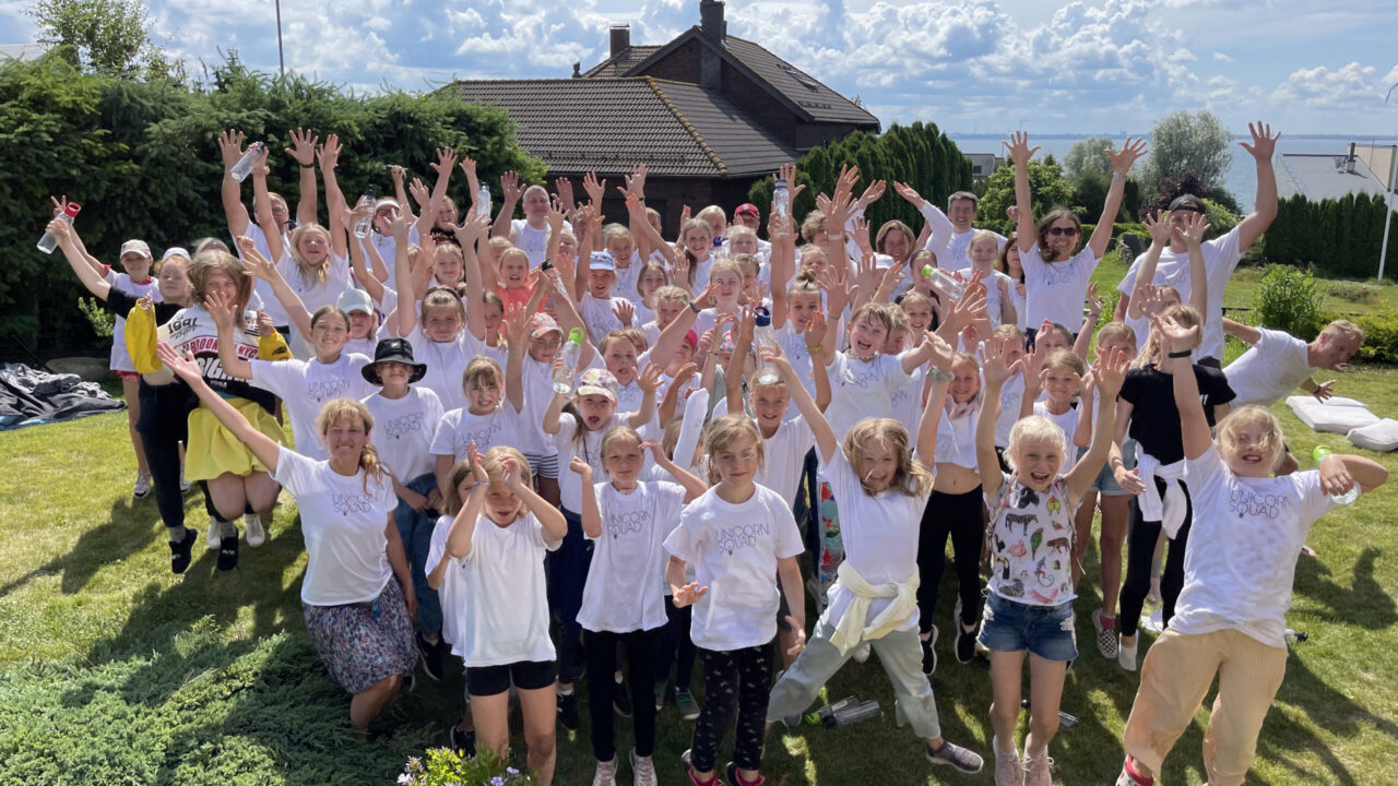 Unicorn Squadi põhiprogramm on mõeldud 8–13-aastastele tüdrukutele ning seda saab viia läbi ükskõik kus – koolis, huvikoolis, raamatukogus või kogukonnakeskuses. Vaja on vaid juhendajat ja uudishimulike tüdrukute gruppi. Kõik muu – juhendid, videomaterjalid, töövahendid ja tugi – tuleb Unicorn Squadilt. Foto: Unicorn Squad