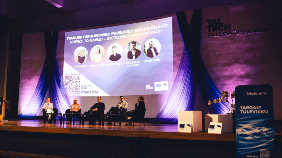 Ettevõtluspäeval toimunud paneeldiskussioon „Teaduse turuleviimine – pudelikael või hüppelaud?“ tõi aulas kokku Petri-Jaan Lahtvee, Martin Kruusi, Kaari Kingi, Ursel Velve ja moderaator Erkki Karo. Fotograaf: Andre Böttker