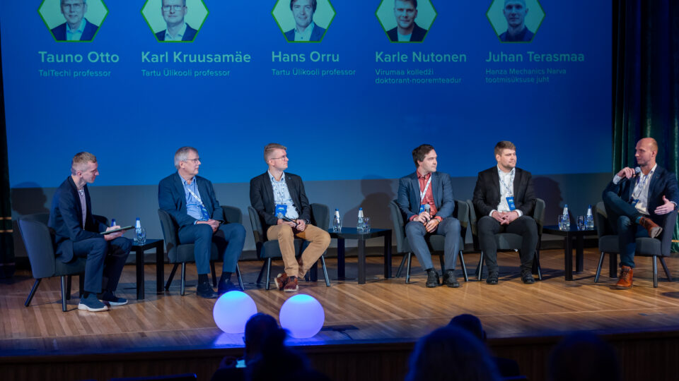 Õiglase Ülemineku Foorumi paneeldiskussiooni keskmes oli küsimus, kuidas teaduse võimalused ja tehaste vajadused paremini kokku viia Paneelid diskuteerisid (vasakult) moderaator Andres Juur, Tauno Otto, Karl Kruusamäe, Hans Orru, Karle Nutonen, Juhan Terasmaa. Foto: Ain Liiva