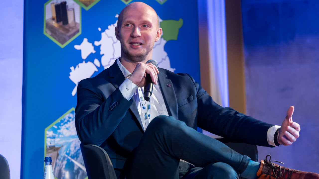 Juhan Terasmaa kirjeldas, et Hanza Narvas kasutatakse roboteid ja tehisaru juba laialdaselt – AI toetab freespinkide programmeerimist, aruandlust ja protsesside analüüsi. Ometi on tema meelest väheusutav, et paneelis kõlanud lennukad ideed lähiajal tootmisse jõuaksid. Foto: Ain Liiva