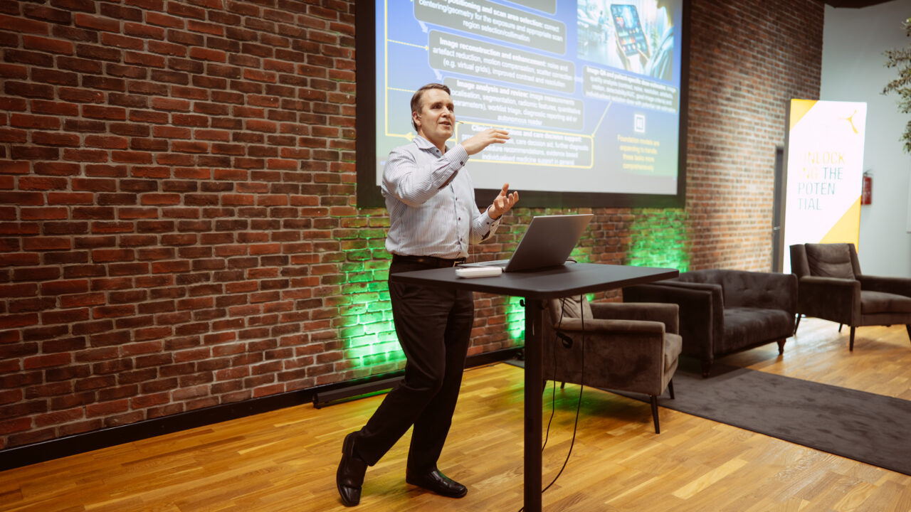 Kui pildistamistehnoloogia areneb, kasvab ka vajadus spetsialistide järele, kes suudavad tehnoloogia päriselt patsiendi ravisse rakendada. Siin tulebki mängu meditsiinifüüsiku roll. Meditsiinifüüsiku töö on ehitada sild füüsika ja tehnoloogia ning kliiniliselt toimivate lahenduste vahele. Foto_ Virgo Haan