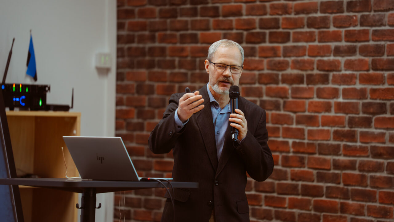 TalTechi tervisetehnoloogiate instituudi professor Ivo Fridolin tutvustas heaoluteaduste tippkeskust ESTWELL ning selgitas, kuidas teadlased püüavad muuta vaimse koormuse ja stressi hindamise teaduspõhiseks ning objektiivseks. Foto: Virgo Haan