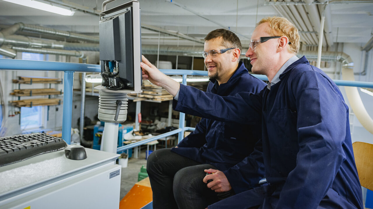 Vasakul puidutehnoloogia labori juhataja, professor Jaan Kers ja nooremprofessor Heikko Kallakas Foto: TalTech