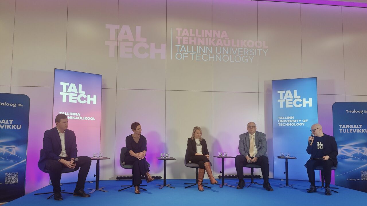 Arutelul „TalTech 2035 – Eesti tuleviku kasvulava?“ osalesid (paremalt) moderaator Silver Tambur, TalTechi ettevõtlusprorektor Erik Puura, majandus- ja kommunikatsiooniministeeriumi innovatsiooni- ja tehnoloogiaosakonna juhataja Sigrid Rajalo, Tehnopoli juht Agnes Roos ning TalTechi nõukogu liige ja Helmes Groupi finantsjuht Madis Margus. Foto: Eveliis Vaaks