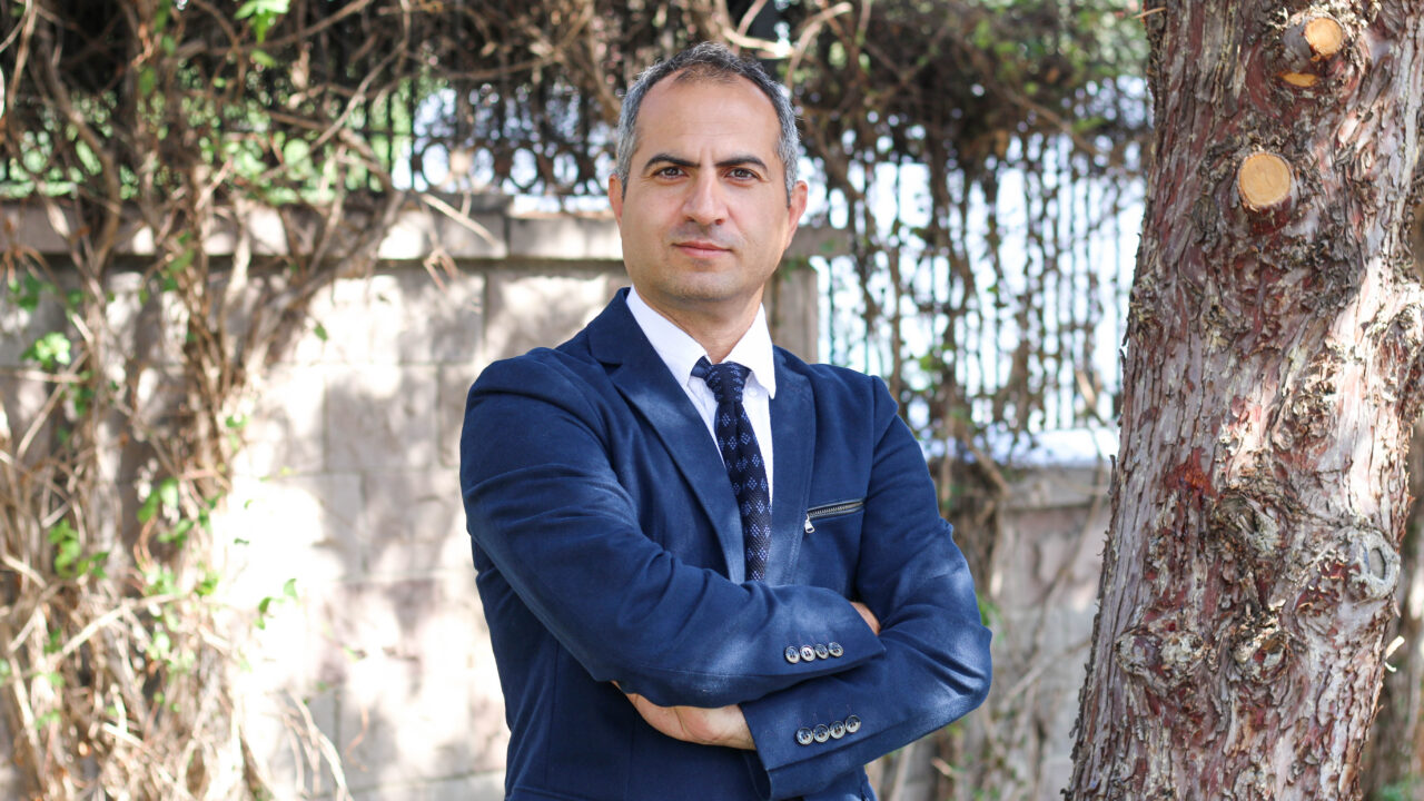 Akkurti doktoritöö „Madalakvaliteediliste puiduliikide väärindamine innovatiivseteks kihilisteks inseneripuittoodeteks“ tutvustab uudset lähenemist, kuidas muuta madalama väärtusega lehtpuid termomehaanilise tihendamise abil kõrge jõudlusega materjalideks – kirjeldatava protsessi käigus avaldatakse puidule kuumuse ja rõhu all survet, mis parandab materjali tugevust ja pinnakvaliteeti. Foto: Erakogu