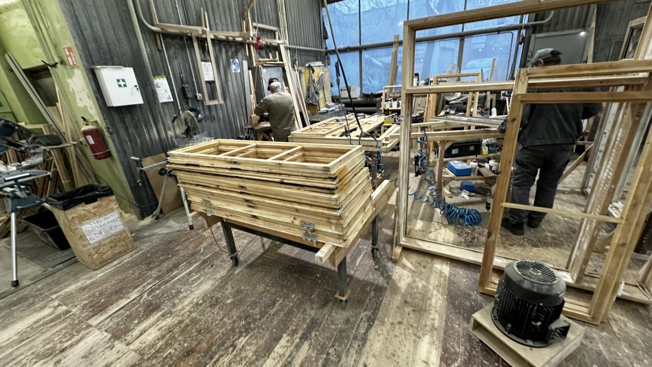 Scandinor tegutseb puidu- ja mööblitööstuse valdkonnas, kus digilahendustest ja tehisintellektirakendustest on alles kujunemas uus normaalsus. Virtuaalne tehas võimaldas ettevõttel uurida, kuidas saaks rakendada tootmise planeerimisel ja seadmete tööaja optimeerimisel tehisintellekti ja andmeanalüüsi. Foto: Tõnis Raamets