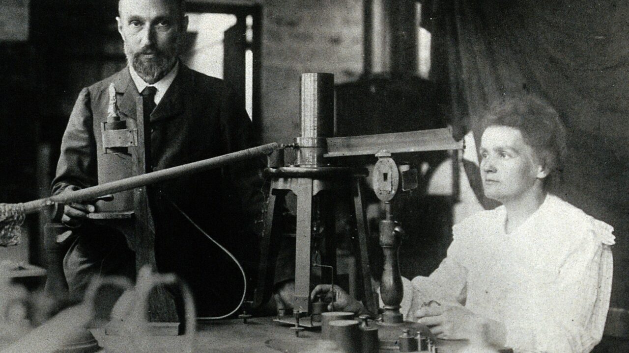 Pierre ja Marie Curie oma laboris, u 1904. Avalik omand.